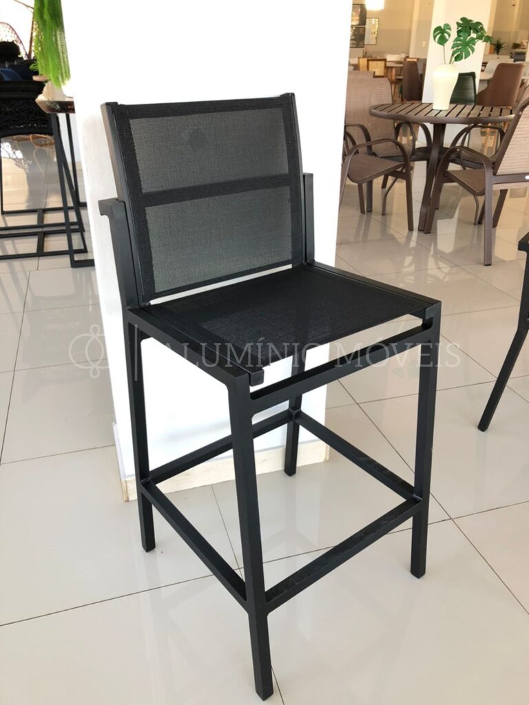 Banqueta Capri sem Braço: A escolha perfeita para um ambiente moderno e funcional! Fabricada em alumínio com pintura eletrostática e acabamento em corda náutica ou fibra sintética resistente e macia ao toque. Design moderno e elegante que se adapta a diversos ambientes. Estrutura robusta e durável para uso prolongado. Assento ergonômico e confortável para proporcionar momentos agradáveis. Fácil de limpar e manter. Ideal para cozinhas, bares, áreas de lazer e até mesmo eventos.