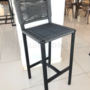 Banqueta Lírio: A escolha perfeita para um ambiente moderno e aconchegante! Fabricada em alumínio com pintura eletrostática e acabamento em corda náutica ou fibra sintética resistente e macia ao toque. Design moderno e elegante que se adapta a diversos ambientes. Estrutura robusta e durável para uso prolongado. Assento ergonômico e confortável para proporcionar momentos agradáveis. Altura ajustável para atender às suas necessidades. Fácil de limpar e manter. Ideal para cozinhas, bares, áreas de lazer e até mesmo eventos.