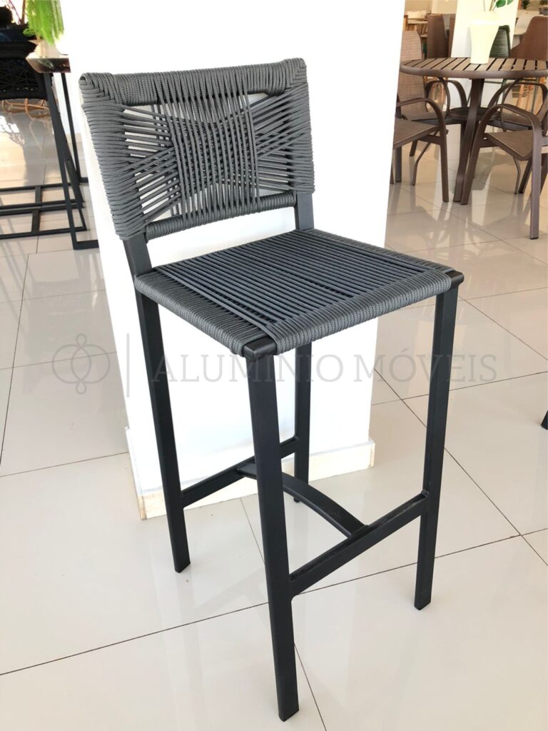 Banqueta Lírio: A escolha perfeita para um ambiente moderno e aconchegante! Fabricada em alumínio com pintura eletrostática e acabamento em corda náutica ou fibra sintética resistente e macia ao toque. Design moderno e elegante que se adapta a diversos ambientes. Estrutura robusta e durável para uso prolongado. Assento ergonômico e confortável para proporcionar momentos agradáveis. Altura ajustável para atender às suas necessidades. Fácil de limpar e manter. Ideal para cozinhas, bares, áreas de lazer e até mesmo eventos.