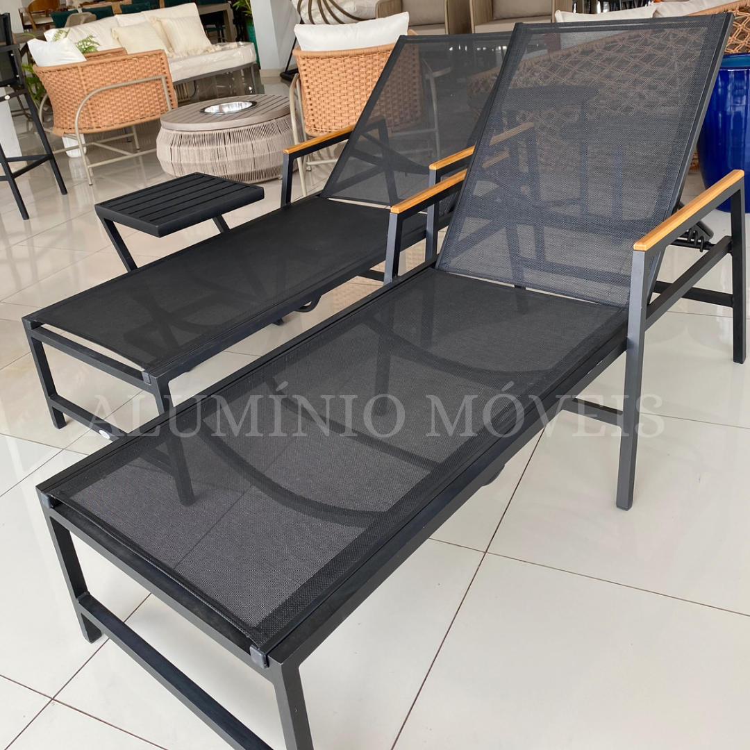 Chaise Capri com Braços de Madeira: A sua aliada para momentos de descanso e lazer com um toque aconchegante! Fabricada em alumínio com pintura eletrostática e acabamento em tela sling resistente e respirável. Braços de madeira maciça que proporcionam conforto e um toque natural à peça. Design moderno e elegante que se adapta a diversos ambientes. Estrutura robusta e durável para uso prolongado. Assento ergonômico e confortável com ajuste reclinável. Fácil de limpar e manter. Ideal para varandas, piscinas, jardins e áreas de lazer.