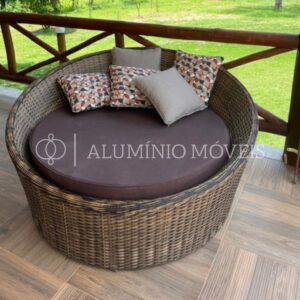 Concha Amazonas: A beleza da natureza amazônica em sua casa! Fabricada em alumínio com pintura eletrostática e acabamento em fibra sintética. Design inspirado na forma natural das conchas, trazendo um toque único e original para sua decoração. Leve e prática para pendurar e decorar. Ideal para salas de estar, quartos, varandas e áreas de lazer.