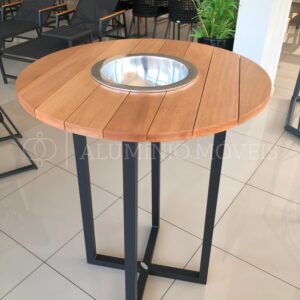 Bistrô Pé X: A união perfeita de estilo e praticidade em madeira ou alumínio! Tampo de madeira ou alumínio com ou sem champanheira. Design moderno e atemporal para diversos ambientes. Estrutura em alumínio resistente e durável. Altura ideal para refeições e conversas. Leve e prático para mover e armazenar.